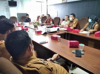 Rapat Bersama Satpol PP, DPM-PTSP dan Bapenda, Komisi II DPRD Pekanbaru Minta Reklame Ilegal Dipotong