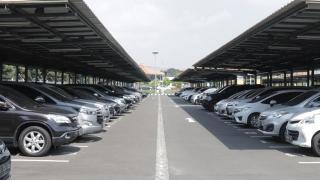 Saat Ditinggal Parkir, Roda Mobil Wajib pada Posisi Lurus
