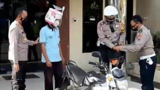 Pemotor Behelm Rice Cooker yang Viral Akhirnya Diberi Helm SNI oleh Polisi