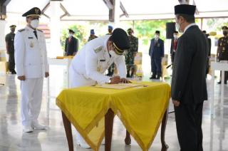 Gubri Resmi Lantik Andi Putra-Suhardiman Amby Sebagai Bupati dan Wakil Bupati Kuansing