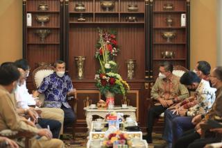 Terima Kunjungan Dirut PT Pertamina Hulu Rokan, Gubri Harap Alih Kelola Berjalan Lancar