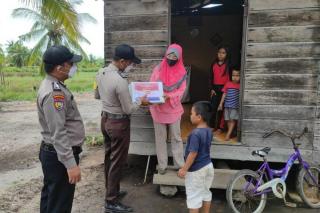 Polisi di Meranti door to door Bagikan Sembako ke Warga Terdampak Pandemi Covid-19