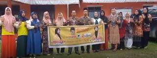 Viral! Kades dan Perangkatnya di Rohil Dukung Caleg di depan Kantor Desa