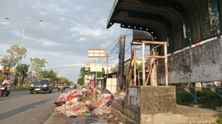 Parah! Sampah Dibiarkan Menumpuk di Depan Halte Delima Panam Pekanbaru